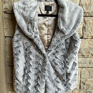 UbU Faux Fur Vest Size M Warm Travel Wrinkle Resistant